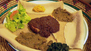 En Éthiopie, on mange des injera au petit-déjeuner, d’épaisses galettes préparées avec les minuscules grains du teff.