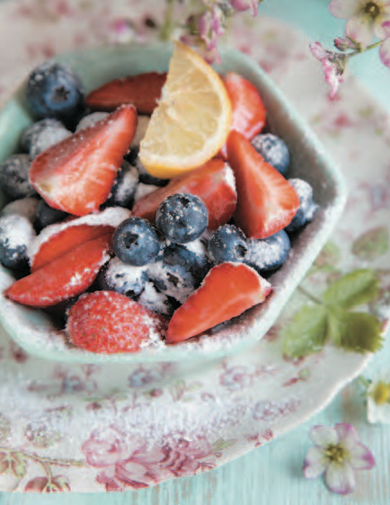 Coupe de fraises et myrtilles