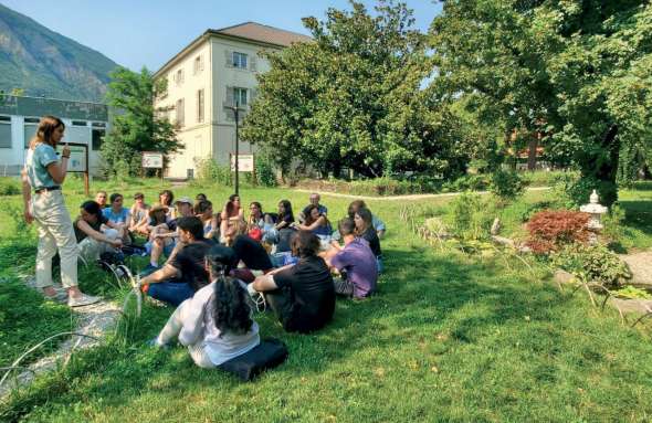 Cours dans le jardin de la Faculté de Grenoble