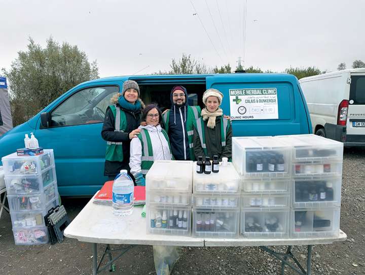 La clinique mobile et les bénévoles de l’association Mobile Herbal Clinic