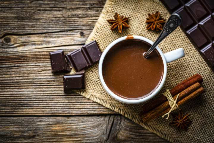 Stress : chocolat chaud et thé vert pour notre cœur