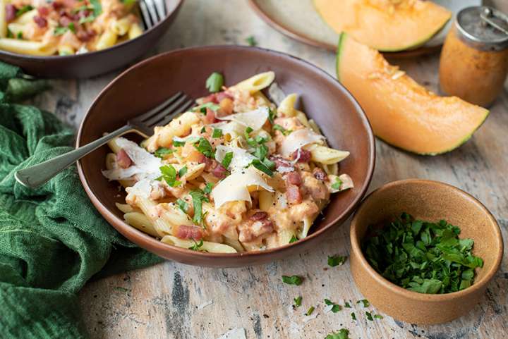 Penne au bacon, melon cantaloup et tomates