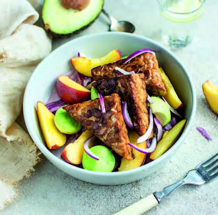 Salade de tempeh, avocat et pêche