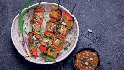 Saté de tofu au riz et aux poivrons